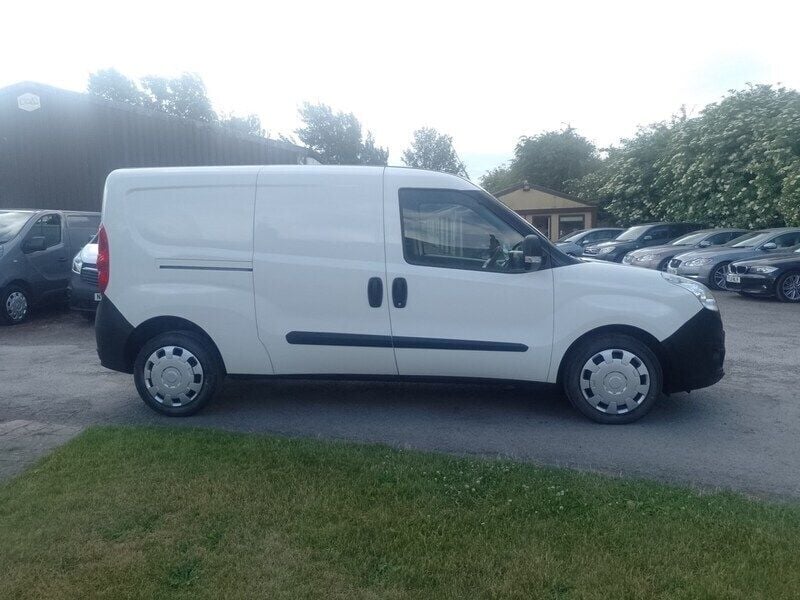 White Used 2012 Vauxhall Combo MPV | £2,895 (Fair price) - Image 1/4