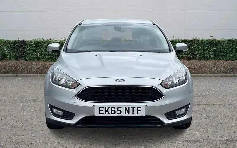 Usado Ford Focus Zetec 125 HP (91 kW) 2015 Prateado Citadino
