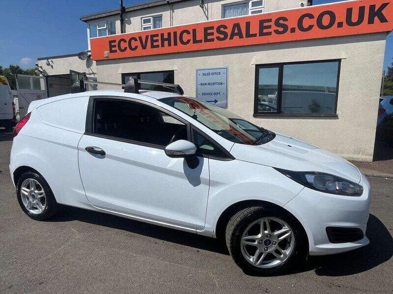 White Used 2013 Ford Fiesta Hatchback | £2,496 (Fair price) - Image 1/4