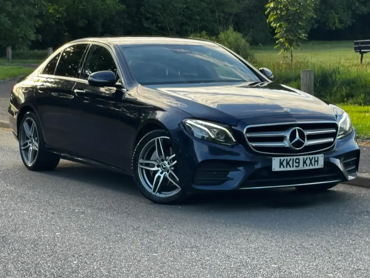 Begagnad Mercedes E220 AMG line 194 HK (142 kW) 2019 Blå Sedan
