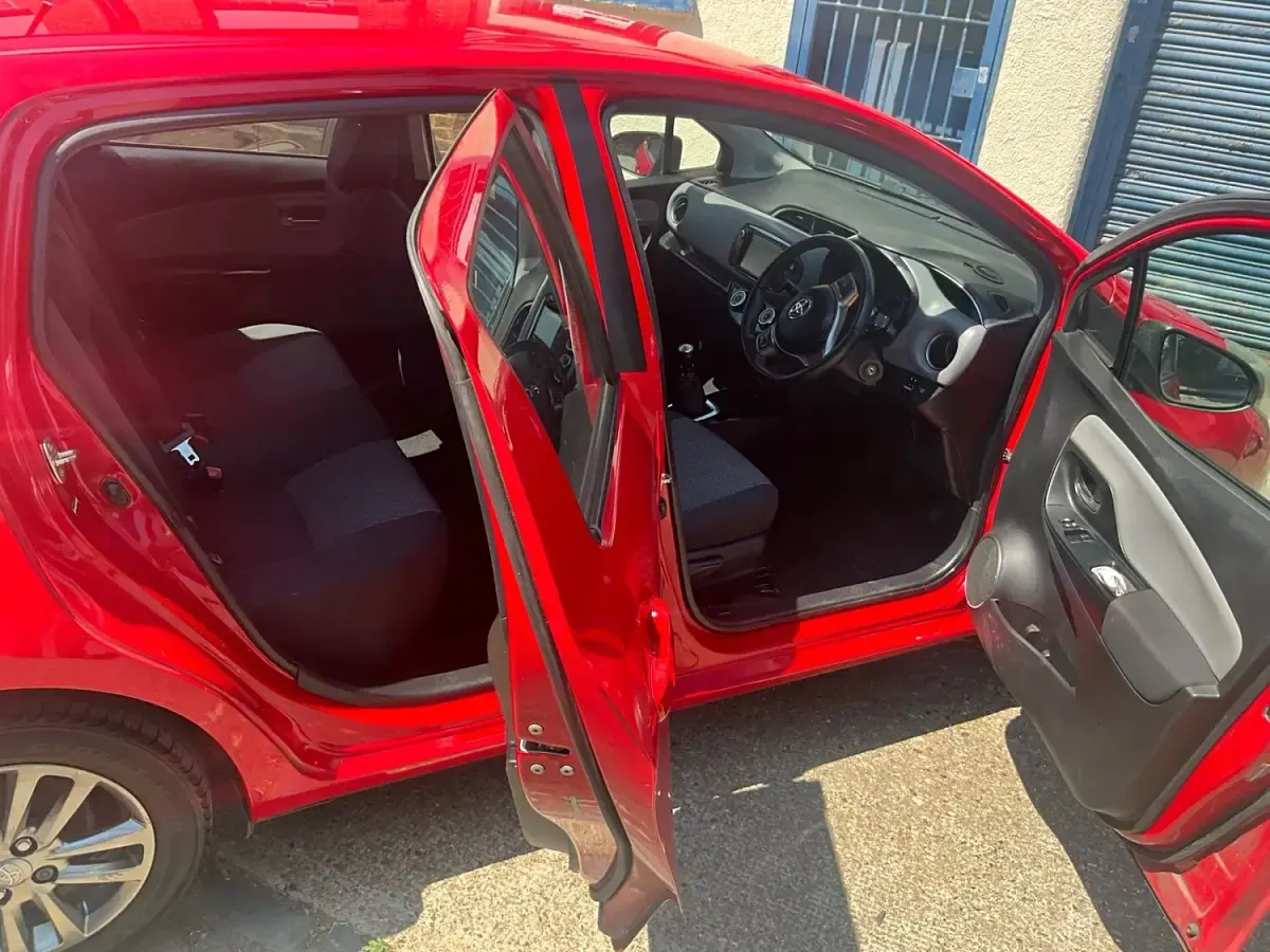 Used Toyota Yaris 99 HP (72 kW) 2015 Red Hatchback