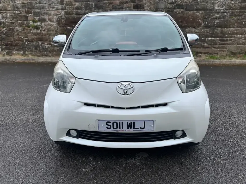 Used Toyota iQ 98 HP (72 kW) 2011 White Hatchback
