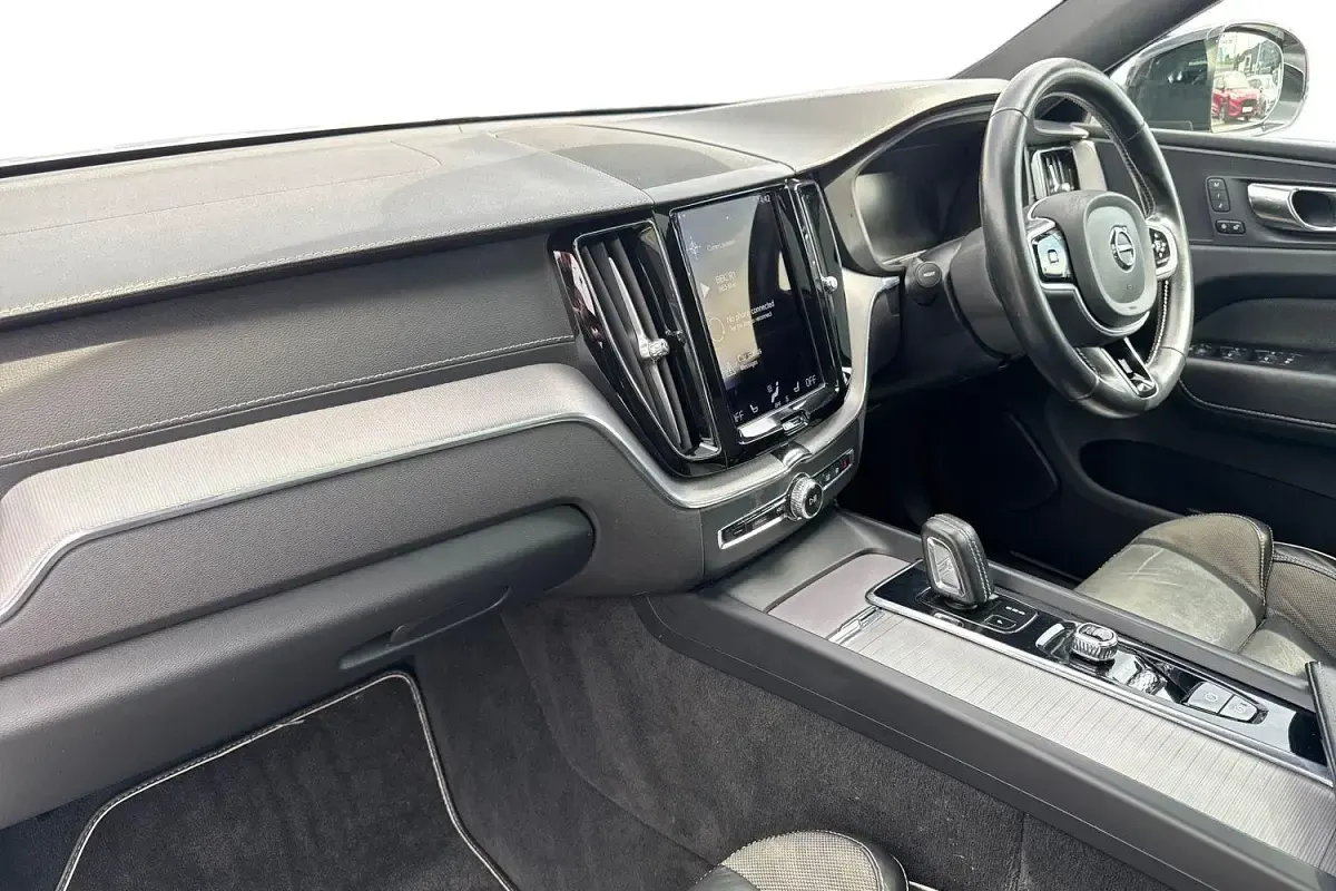 Used Volvo XC60 R-Design Pro 197 HP (144 kW) 2021 Bright silver SUV