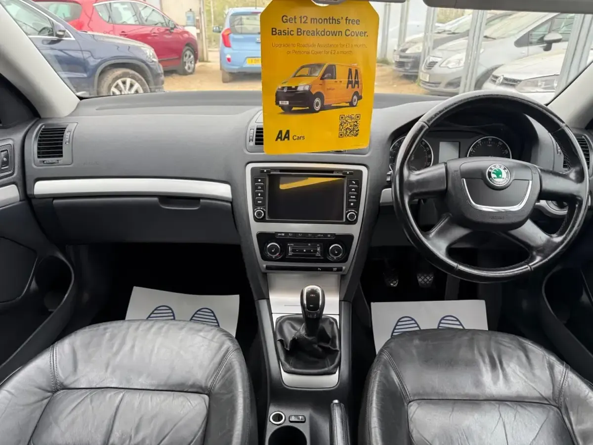 Usado Skoda Octavia Elegance 105 CV (77 kW) 2011 Gris Utilitario