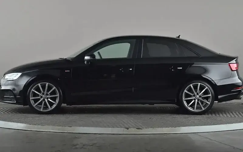 Usado Audi A3 Black Edition 150 HP (110 kW) 2018 Preto Sedan