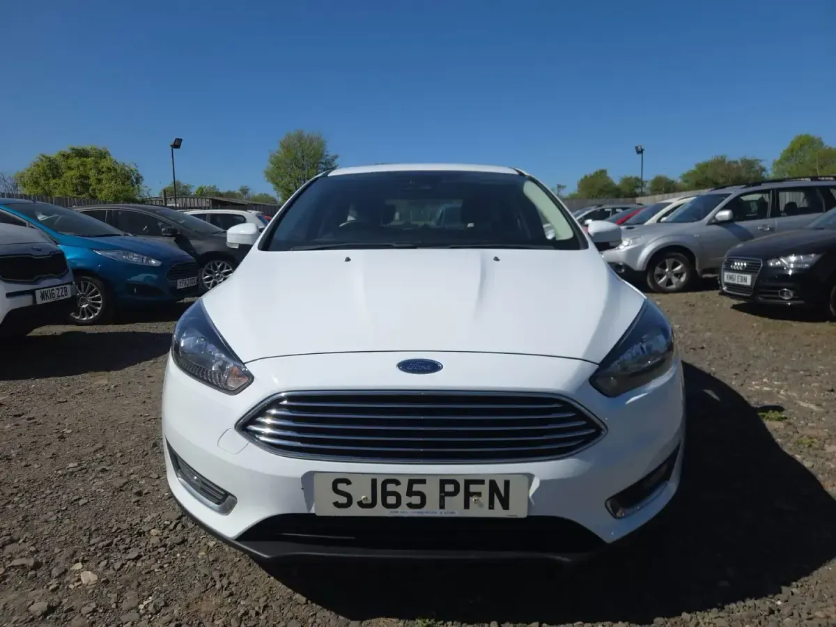 Begagnad Ford Focus Titanium 2015 Vit Halvkombi