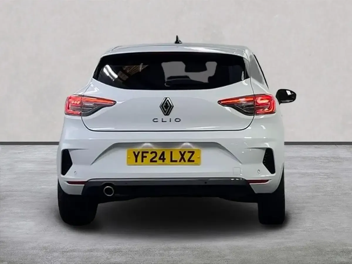 Used Renault Clio Techno 90 HP (66 kW) 2024 White Hatchback