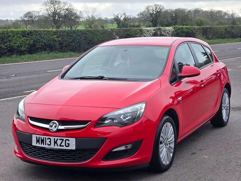 Second-hand Vauxhall Astra 2013 Roșu Hatchback