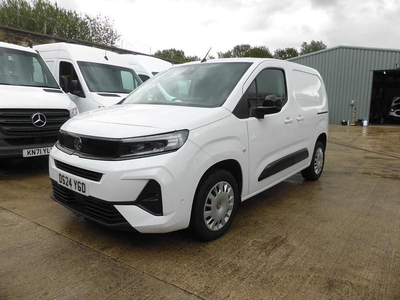 Used Vauxhall Combo 130 HP (95 kW) 2024 White MPV