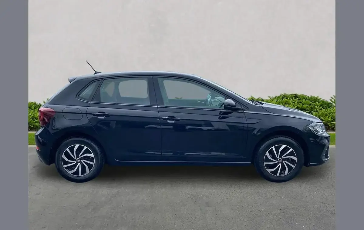 Begagnad VW Polo Life 95 HK (69 kW) 2023 Svart Halvkombi