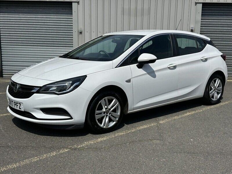 White Used 2017 Vauxhall Astra Design Edition Hatchback | £4,600 (Good price) - Image 1/4