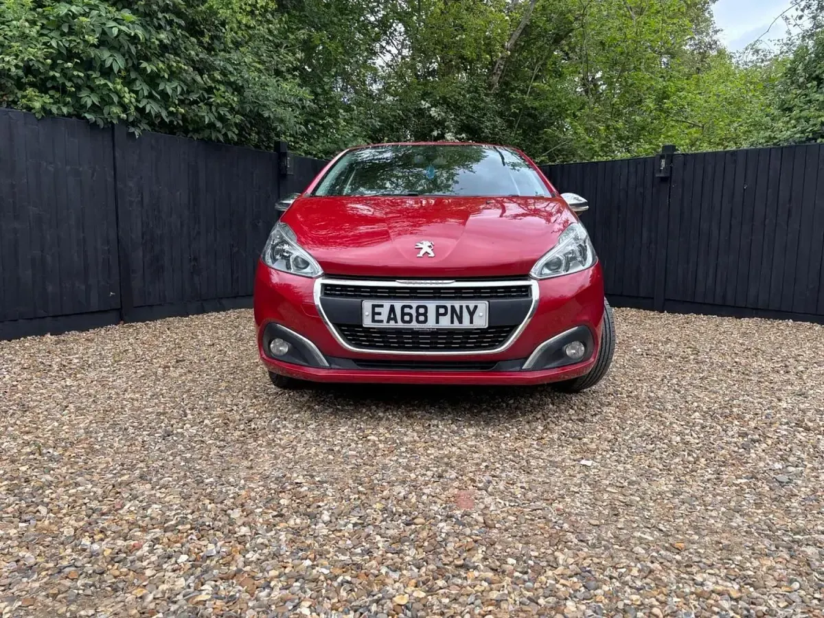 Used Peugeot 208 Signature Sky 82 HP (60 kW) 2019 Red Hatchback