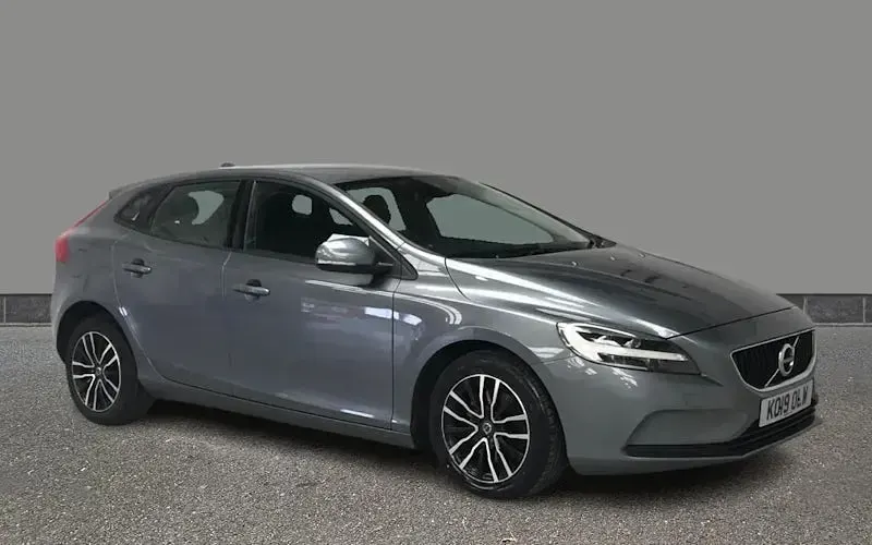 Used Volvo V40 Momentum 122 HP (89 kW) 2019 Hatchback