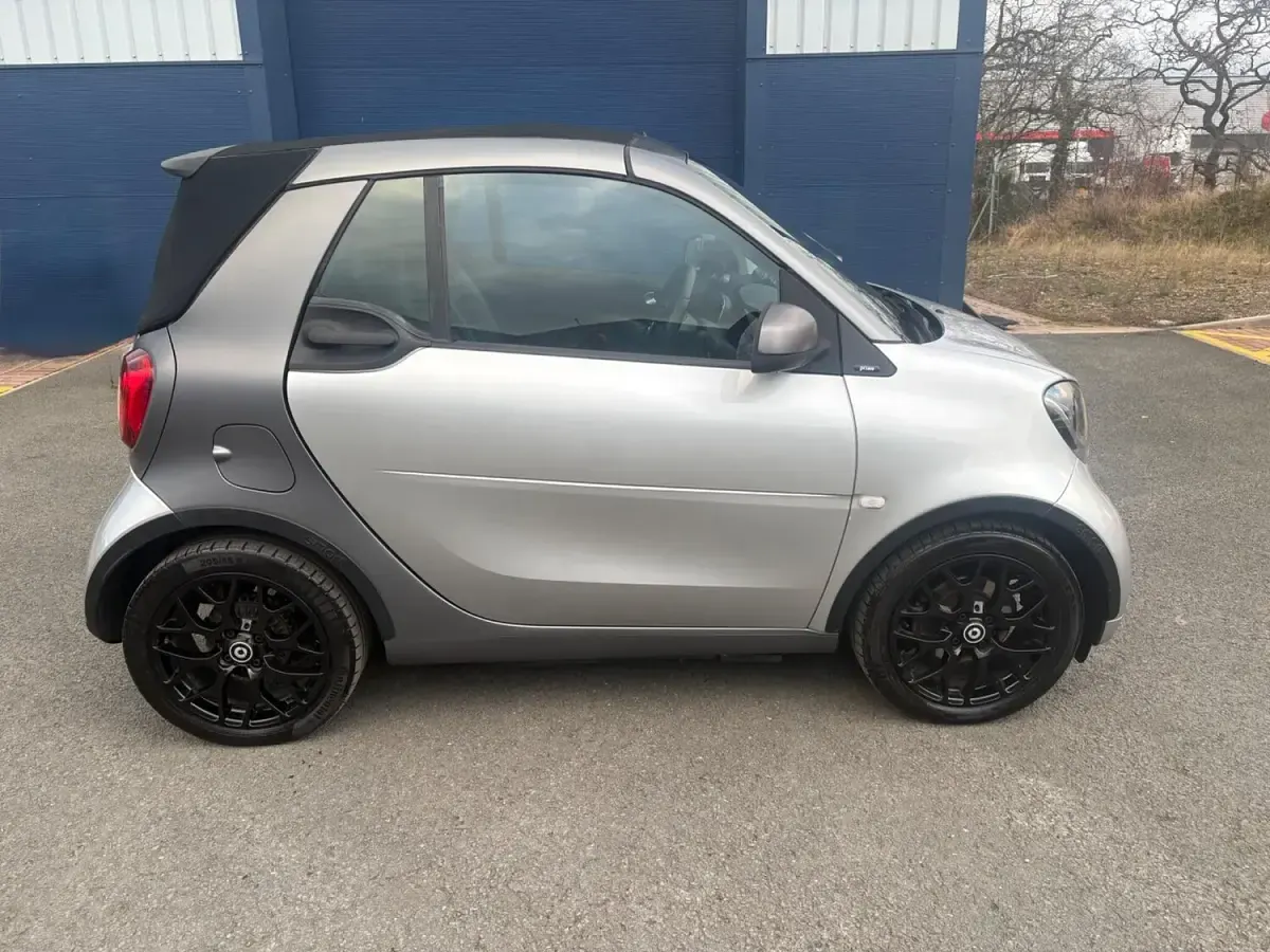 Used Smart ForTwo Cabrio Premium 71 HP (52 kW) 2016 Silver Cabriolet