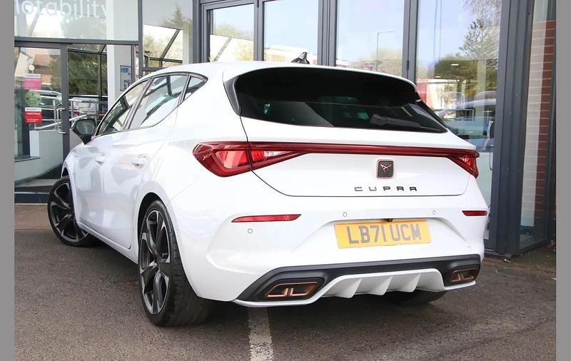 Used Cupra Leon VZ2 245 HP (180 kW) 2022 White Hatchback