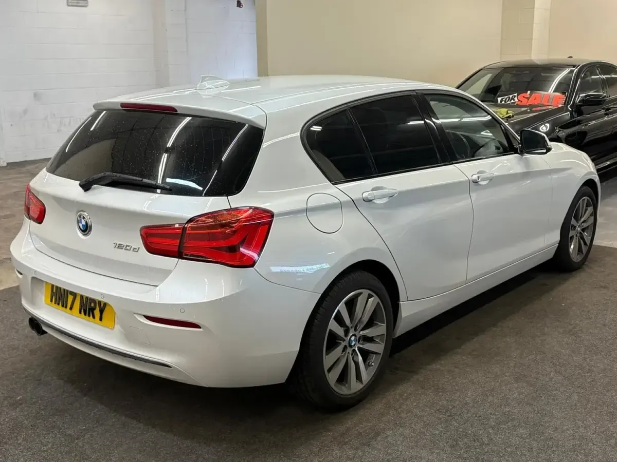 Begagnad BMW 120 Sport Line 2017 Vit Halvkombi