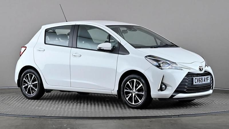 Used Toyota Yaris 111 HP (81 kW) 2019 White Hatchback