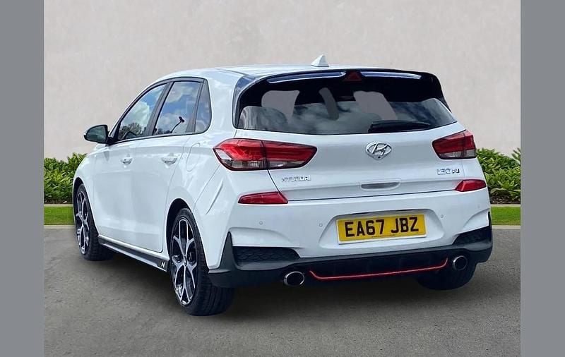 Used Hyundai i30 247 HP (181 kW) 2017 White Hatchback