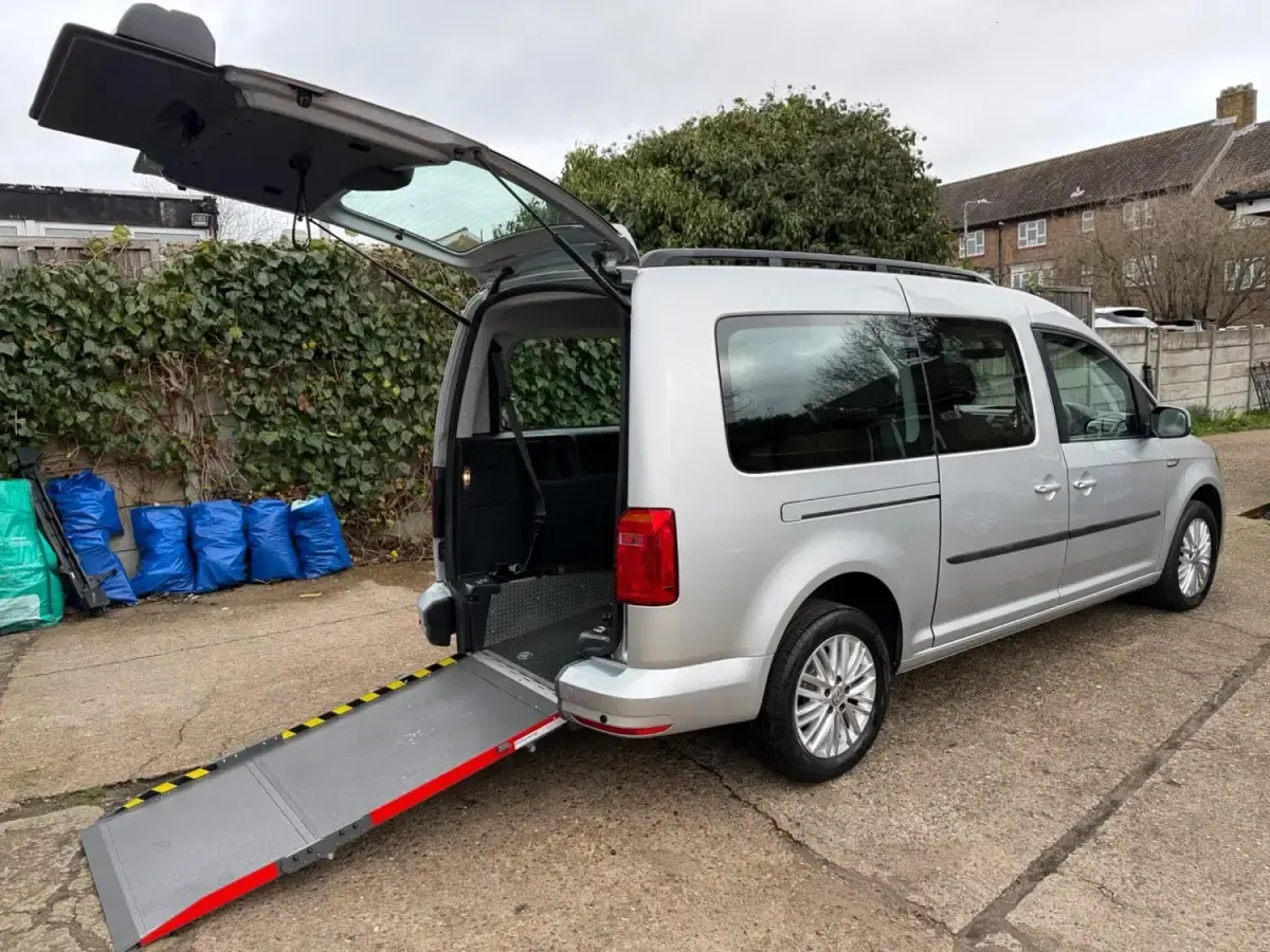 Begagnad VW Caddy Maxi Life 122 HK (89 kW) 2020 Silver Minibuss