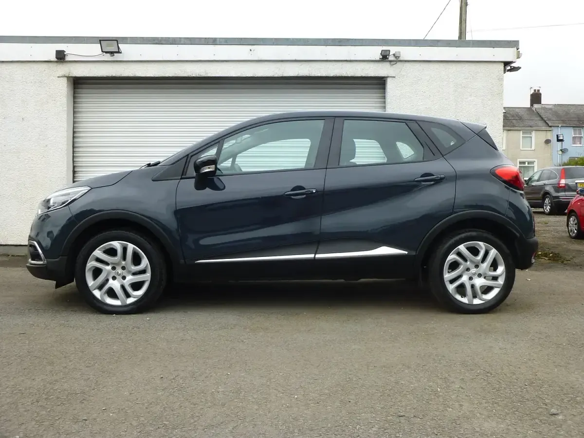 Used Renault Captur Dynamique 90 HP (66 kW) 2017 Blue SUV
