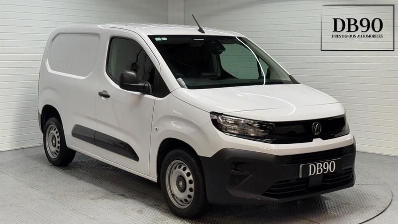 Used Vauxhall Combo S 101 HP (74 kW) 2024 White MPV