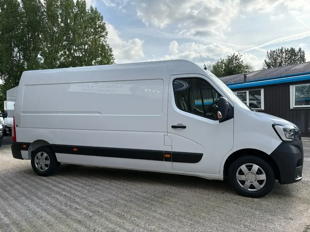 Used Renault Master Business 135 HP (99 kW) 2023 White MPV