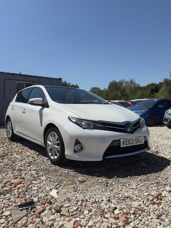 Used Toyota Auris Hybrid 2014 White Hatchback