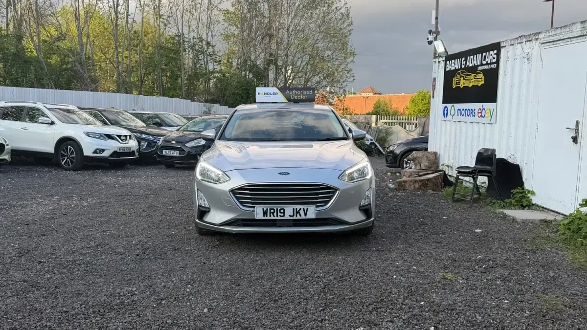 Begagnad Ford Focus Zetec 125 HK (91 kW) 2019 Silver Halvkombi