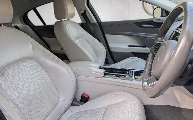 Usado Jaguar XE Portfolio 200 HP (147 kW) 2018 Cinzento Sedan