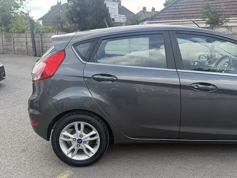 Begagnad Ford Fiesta Zetec 100 HK (73 kW) 2016 Grå Halvkombi