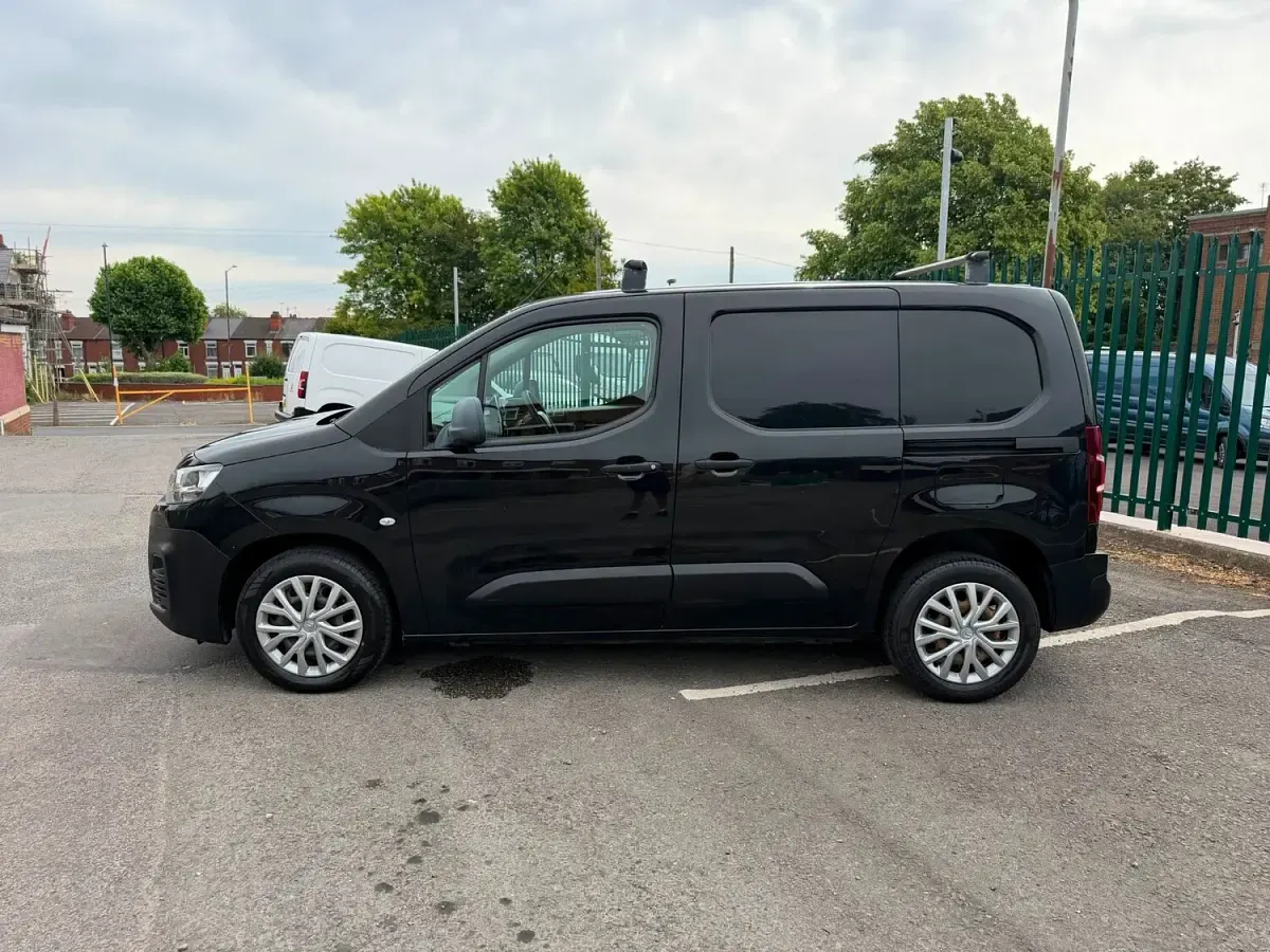 Used Citroën Berlingo Start 100 HP (73 kW) 2019 Black MPV
