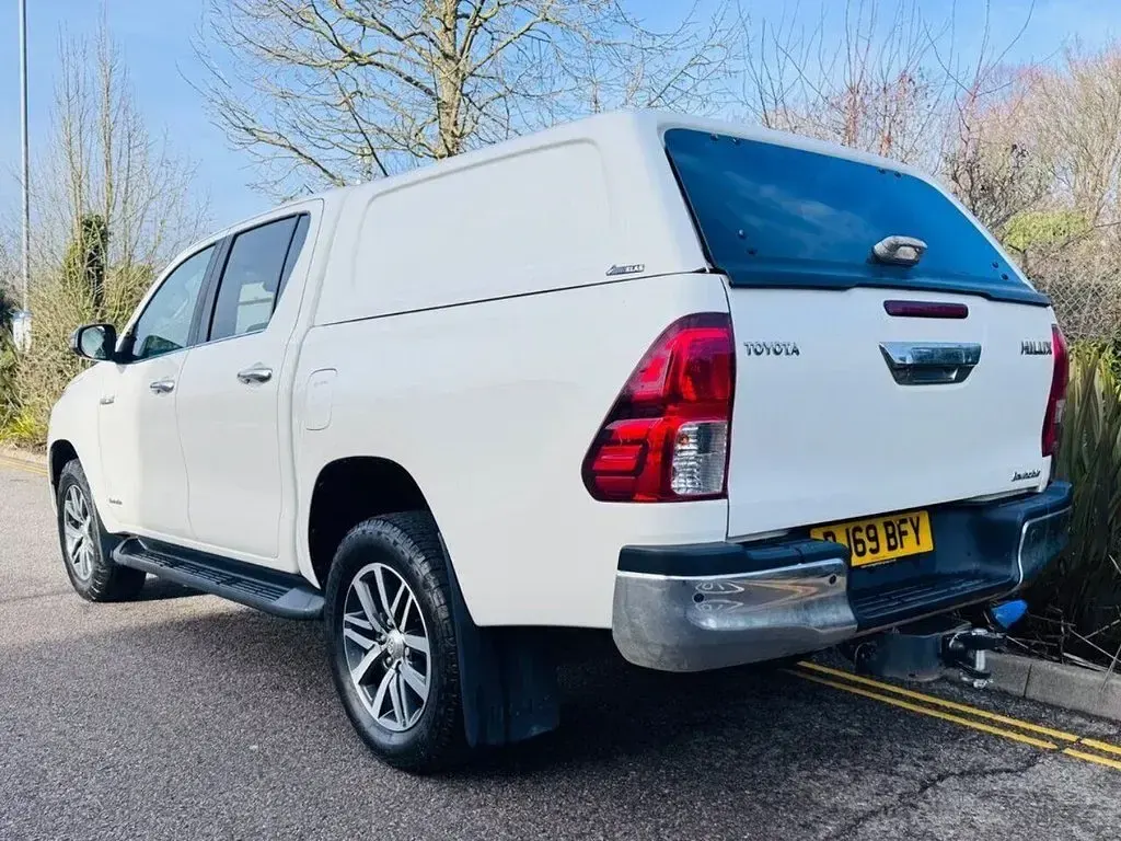 Used Toyota HiLux 150 HP (110 kW) 2019 White Pickup