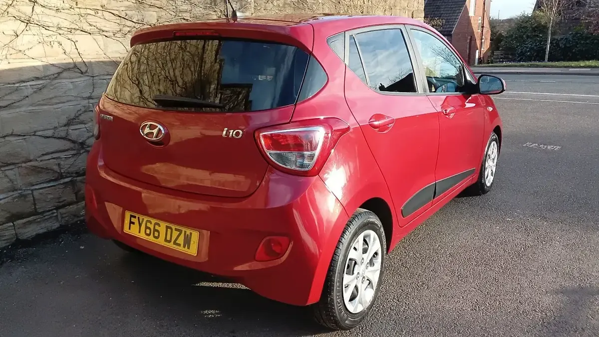 Used Hyundai i10 Edition 67 HP (49 kW) 2016 Red Hatchback
