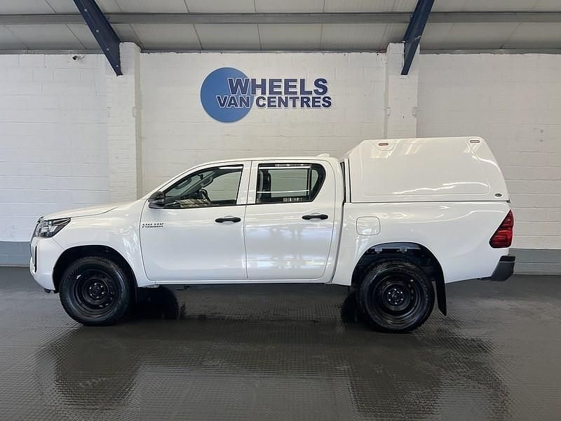 Used Toyota HiLux Active 150 HP (110 kW) 2023 White Pickup
