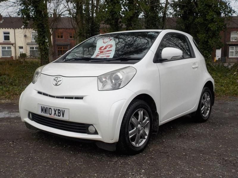 Used Toyota iQ 68 HP (50 kW) 2010 White Hatchback