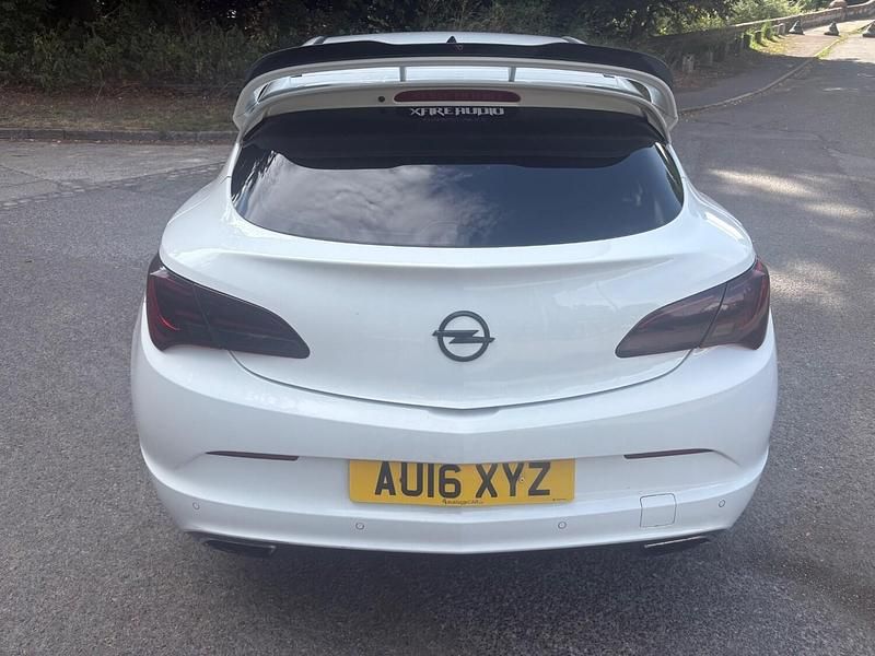 Used Vauxhall Astra GTC 280 HP (205 kW) 2016 White Hatchback