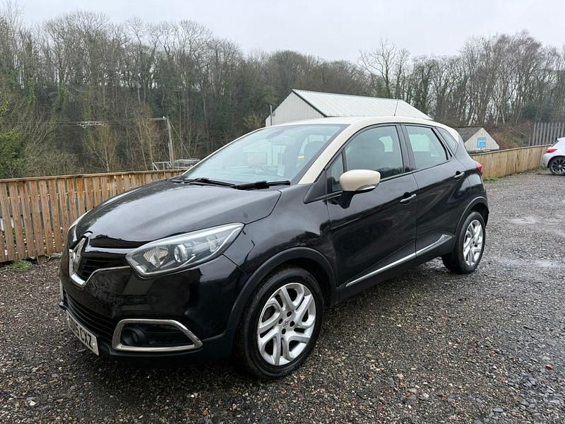 Used Renault Captur Dynamique 90 HP (66 kW) 2015 Black/cream SUV