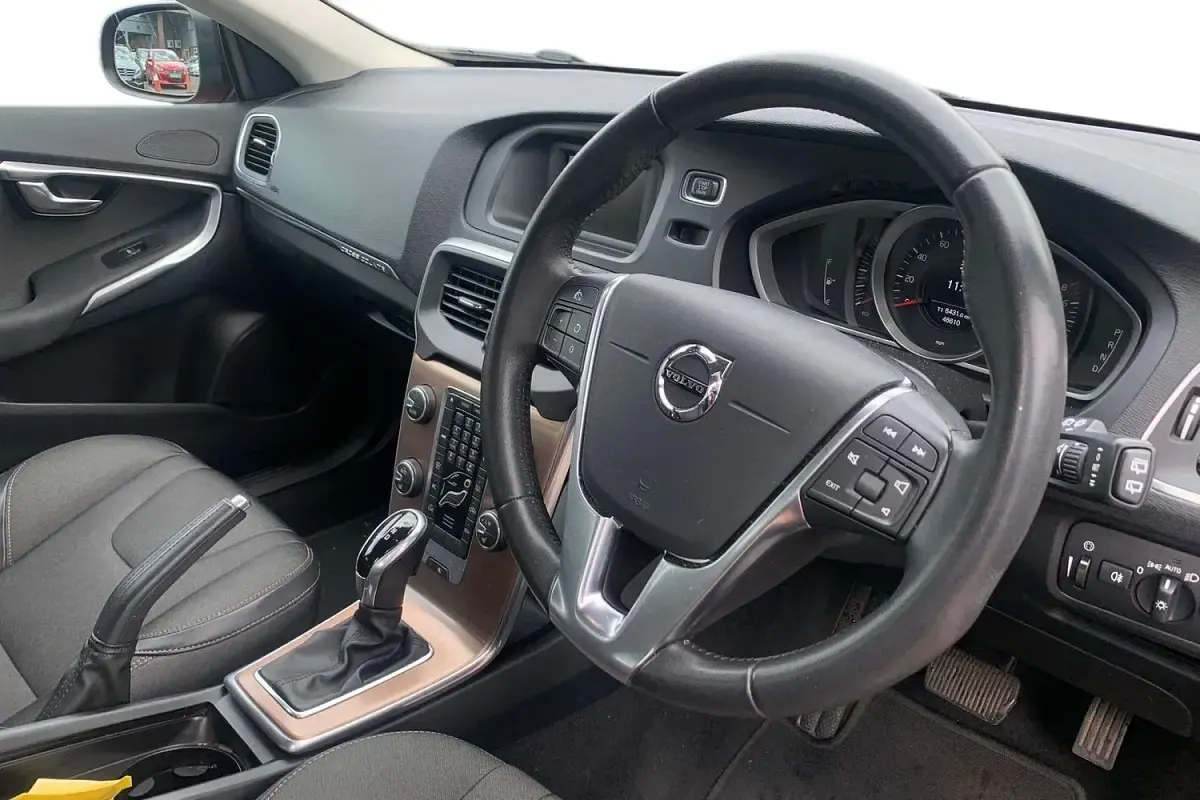 Begagnad Volvo V40 2017 Röd Halvkombi