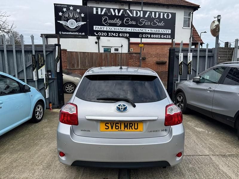 Used Toyota Auris Hybrid 136 HP (100 kW) 2011 Silver Hatchback