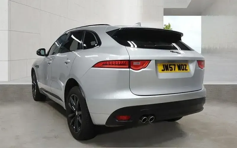 Usado Jaguar F-Pace R-Sport 179 HP (131 kW) 2020 SUV