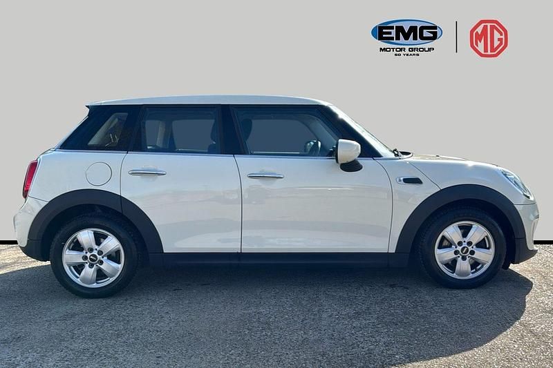 Begagnad Mini Cooper Classic 136 HK (100 kW) 2021 Vit Halvkombi