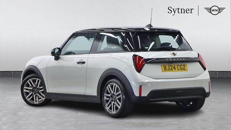 Used Mini Cooper Hatch 154 HP (113 kW) 2024 White Hatchback