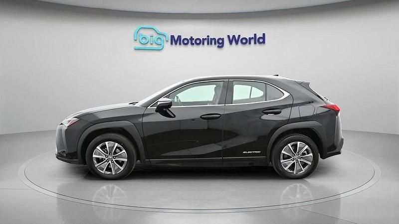 Usado Lexus UX 300e 150 kW (204 HP) 2023 Preto SUV