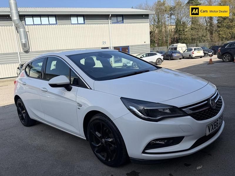 Used Vauxhall Astra SRi 110 HP (80 kW) 2016 White Hatchback