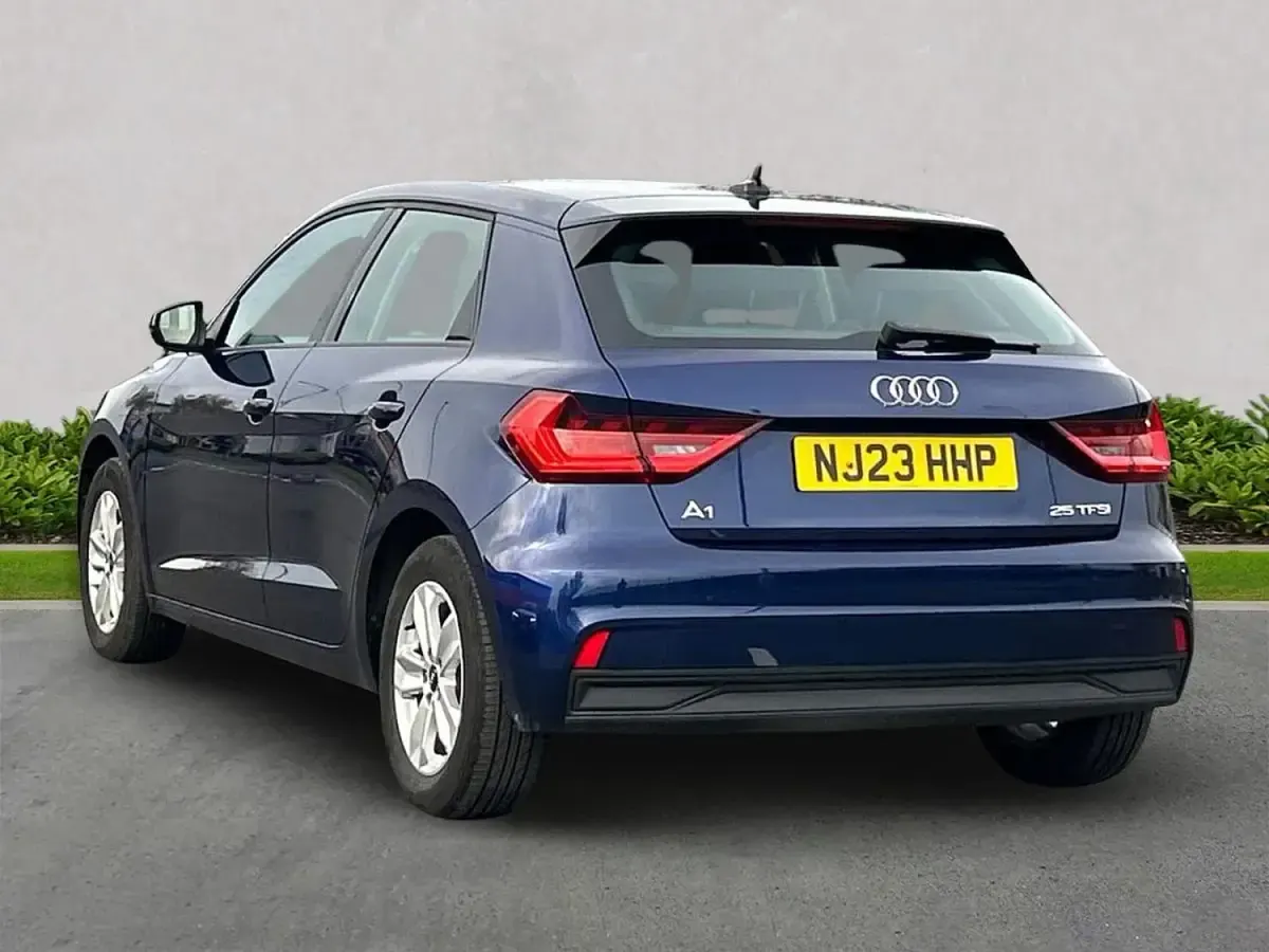 Käytetty Audi A1 Premium 95 HP (69 kW) 2023 Sininen Katumaasturi
