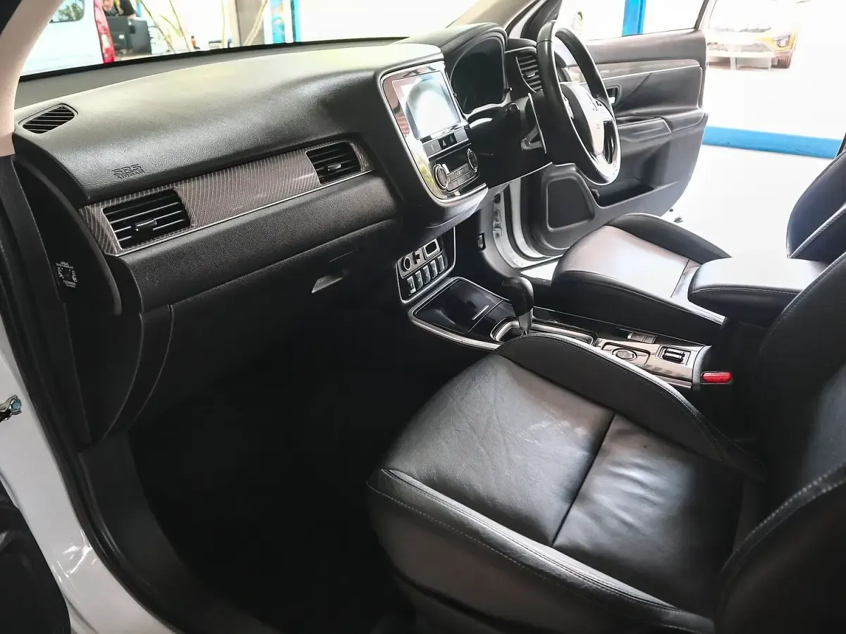 Used Mitsubishi Outlander 150 HP (110 kW) 2018 White SUV