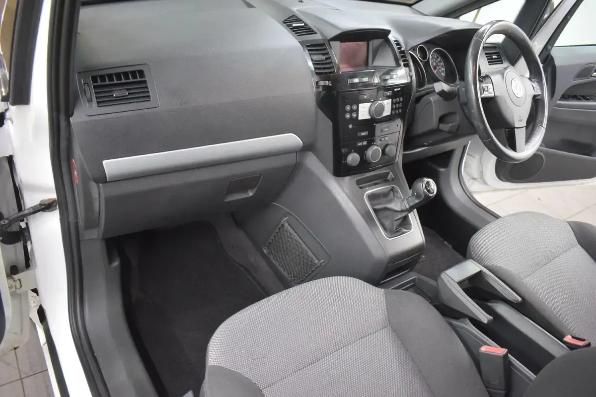 Used Vauxhall Zafira Design Edition 115 HP (84 kW) 2013 White MPV