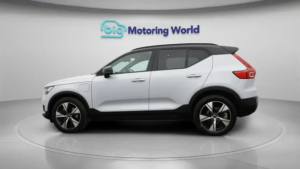 Used Volvo XC40 Plus 211 HP (155 kW) 2022 Silver SUV