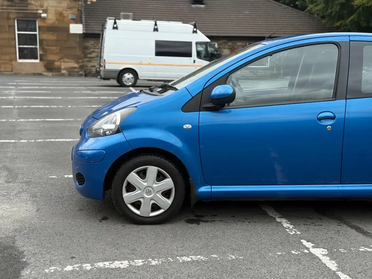 Used Toyota Aygo 68 HP (50 kW) 2010 Blue Hatchback