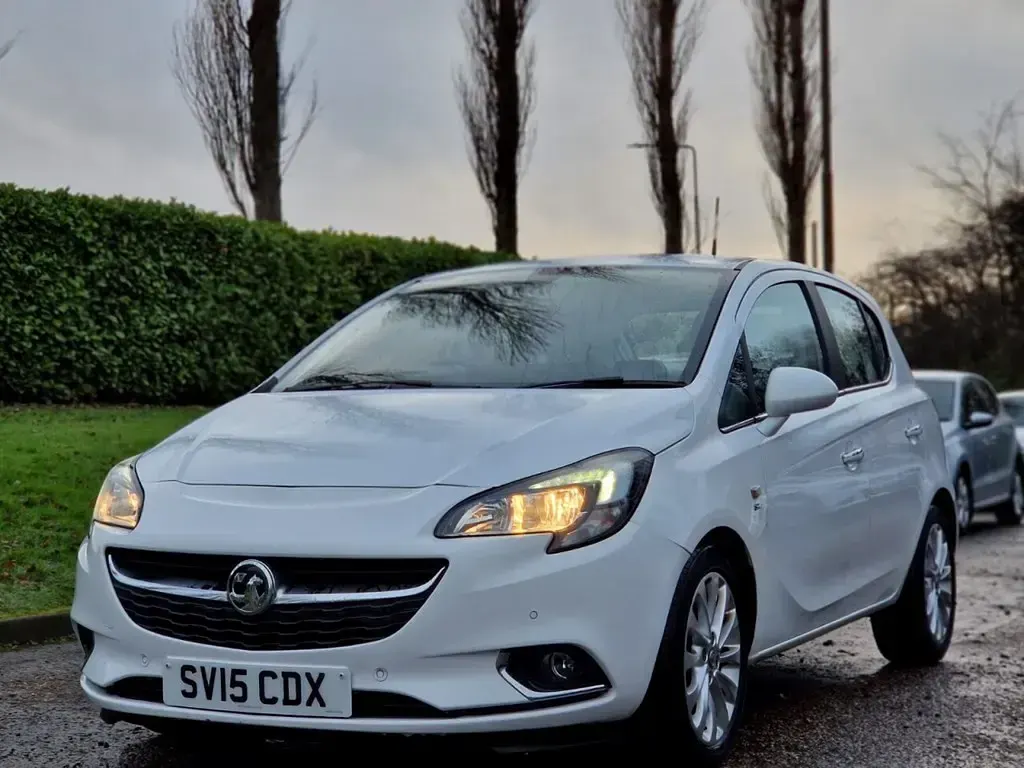Used Vauxhall Corsa 89 HP (65 kW) 2015 White Hatchback